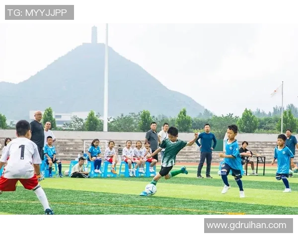 璀璨绿茵群星闪耀时刻展现足球传奇荣耀瞬间 璀璨绿茵群星闪耀时刻展现足球传奇荣耀瞬间