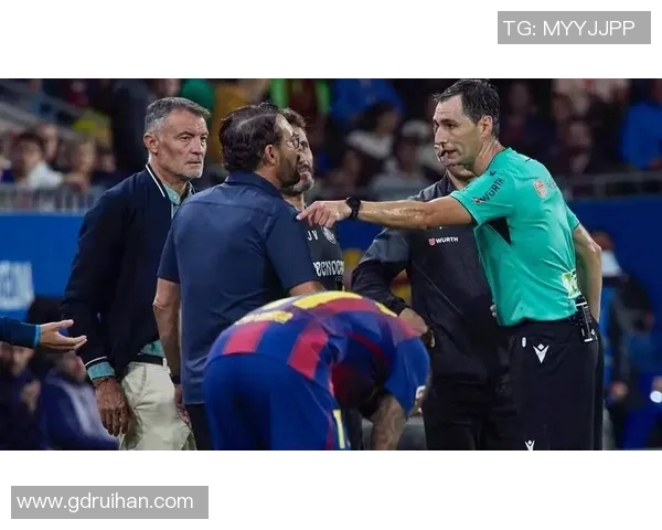 足球球星举手瞬间引发全场热议展现独特个人魅力与团队精神